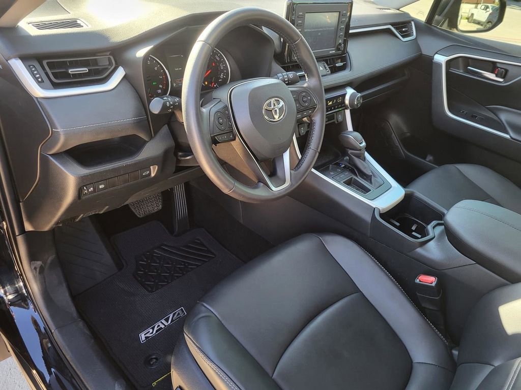 Used 2022 Toyota RAV4 XLE Premium image 20