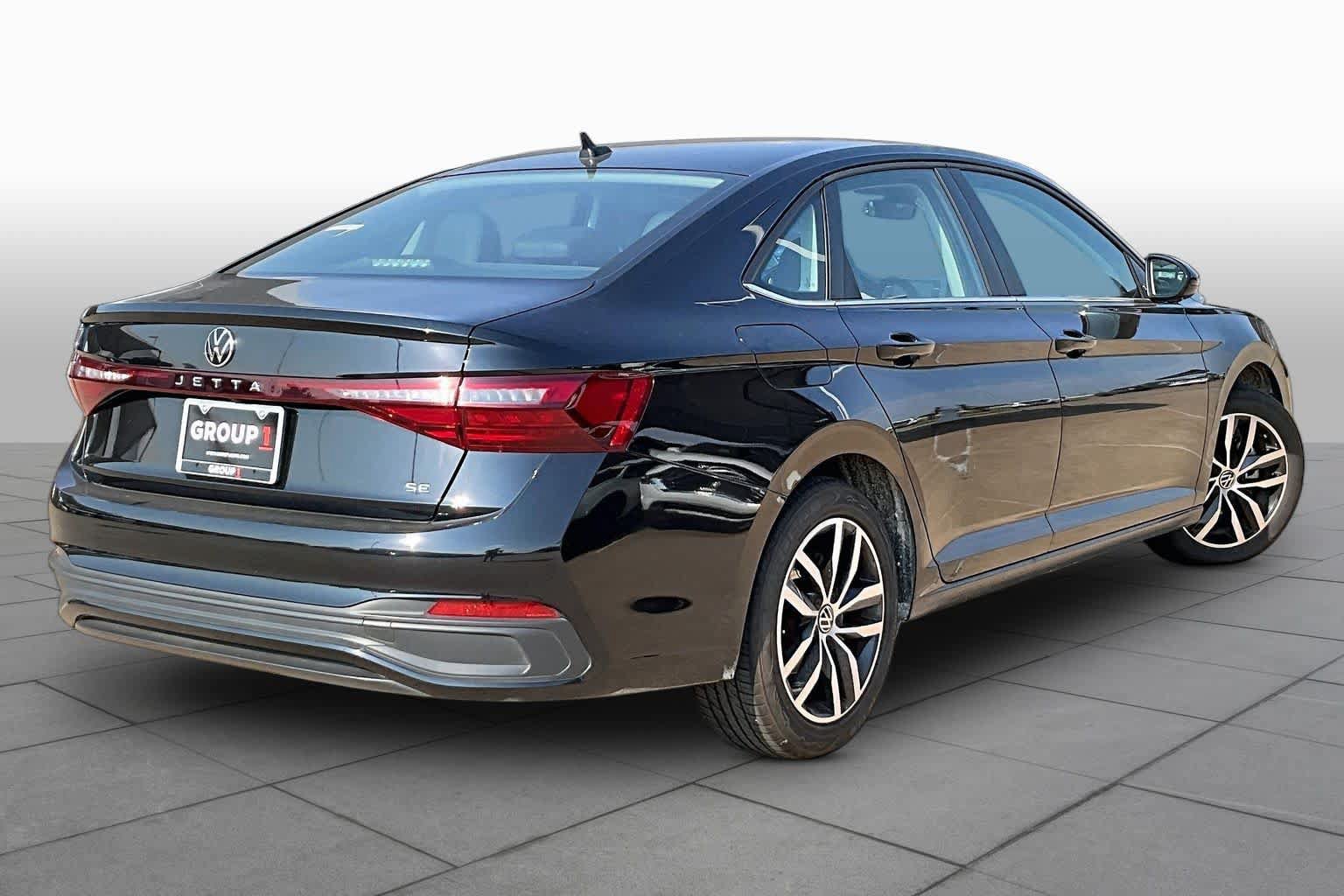 Used 2025 Volkswagen Jetta SE FWD image 12