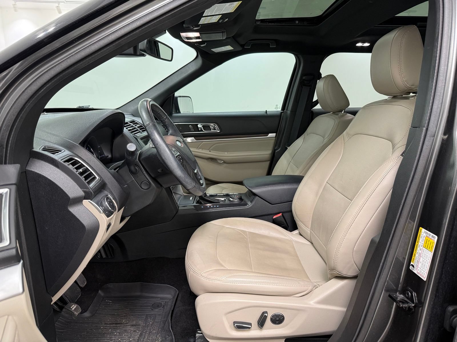 Used 2018 Ford Explorer Limited w/ Equipment Group 301A AWD/4WD image 17