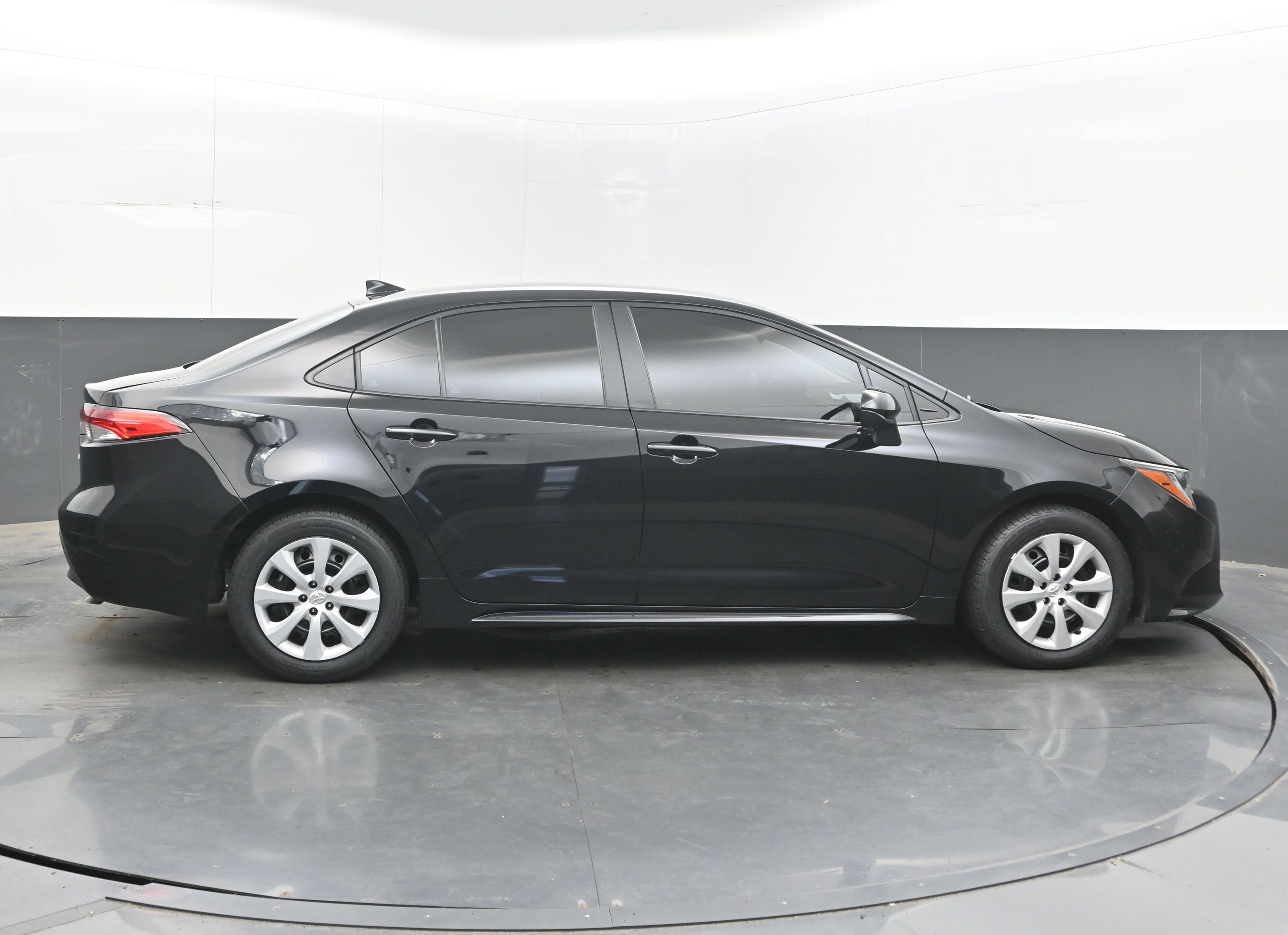 Used 2025 Toyota Corolla LE FWD image 10