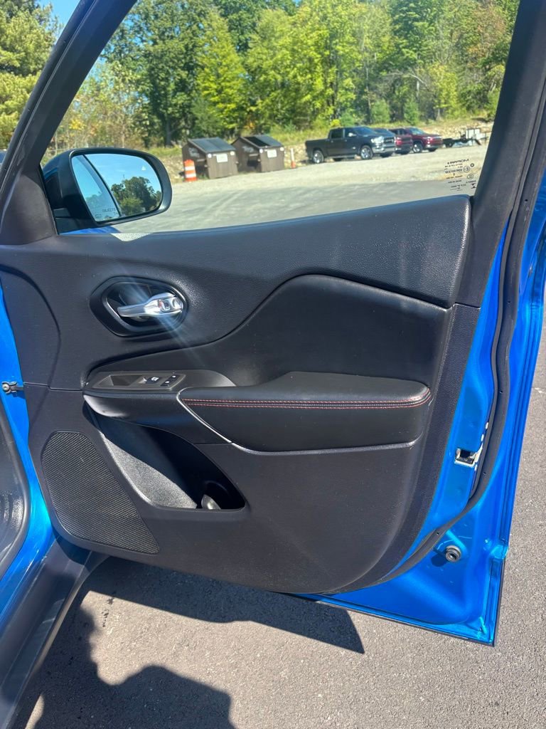 Used 2022 Jeep Cherokee Trailhawk image 15