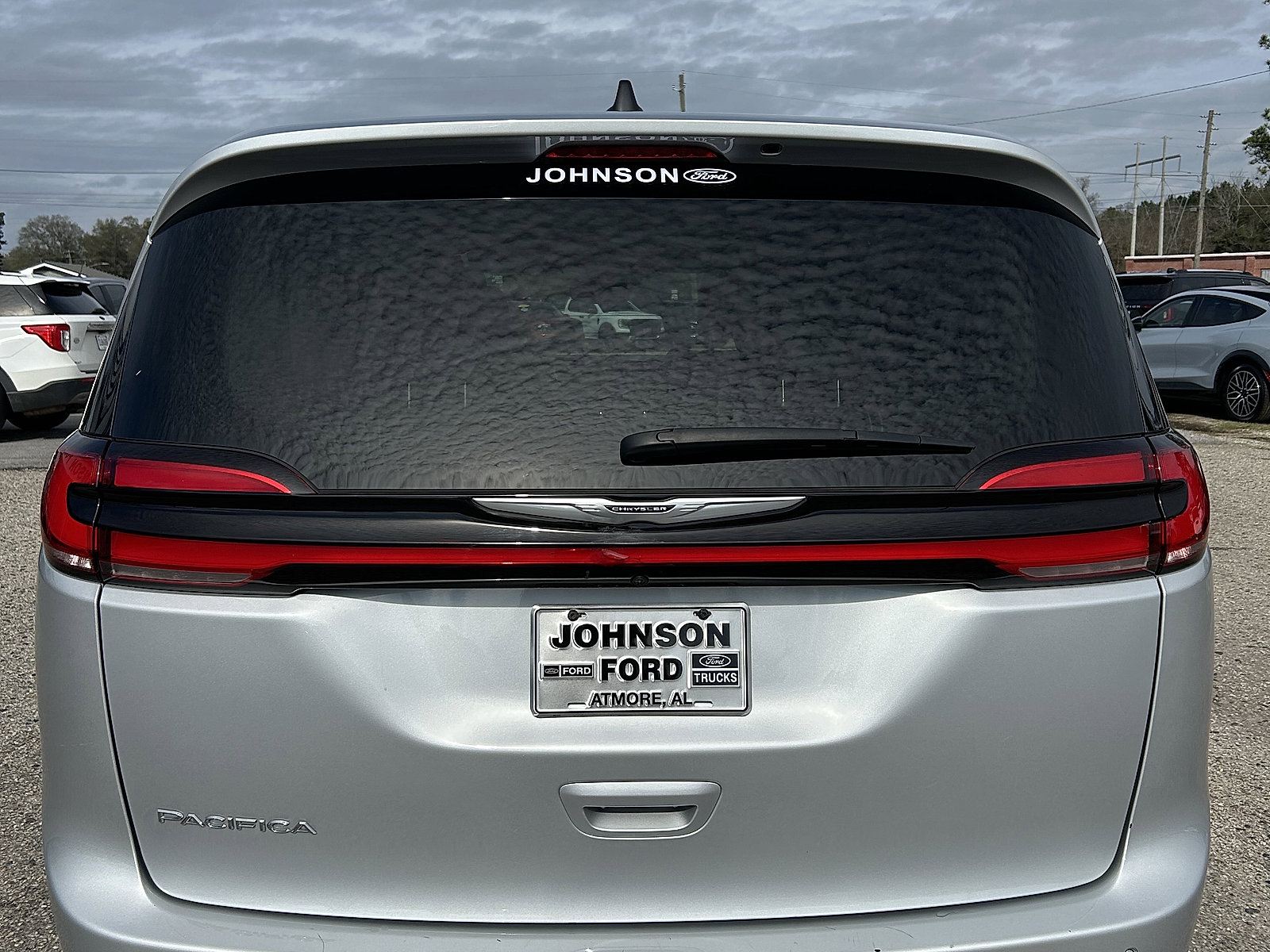 Used 2024 Chrysler Pacifica Touring-L image 4