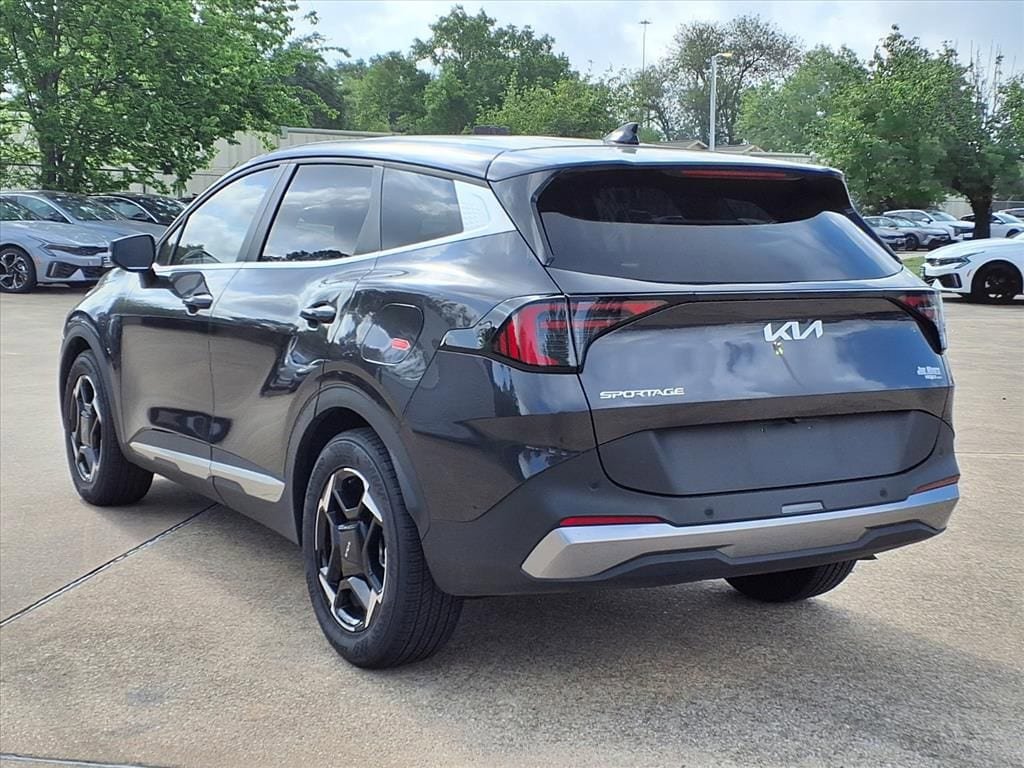 Used 2026 Kia Sportage EX FWD image 2