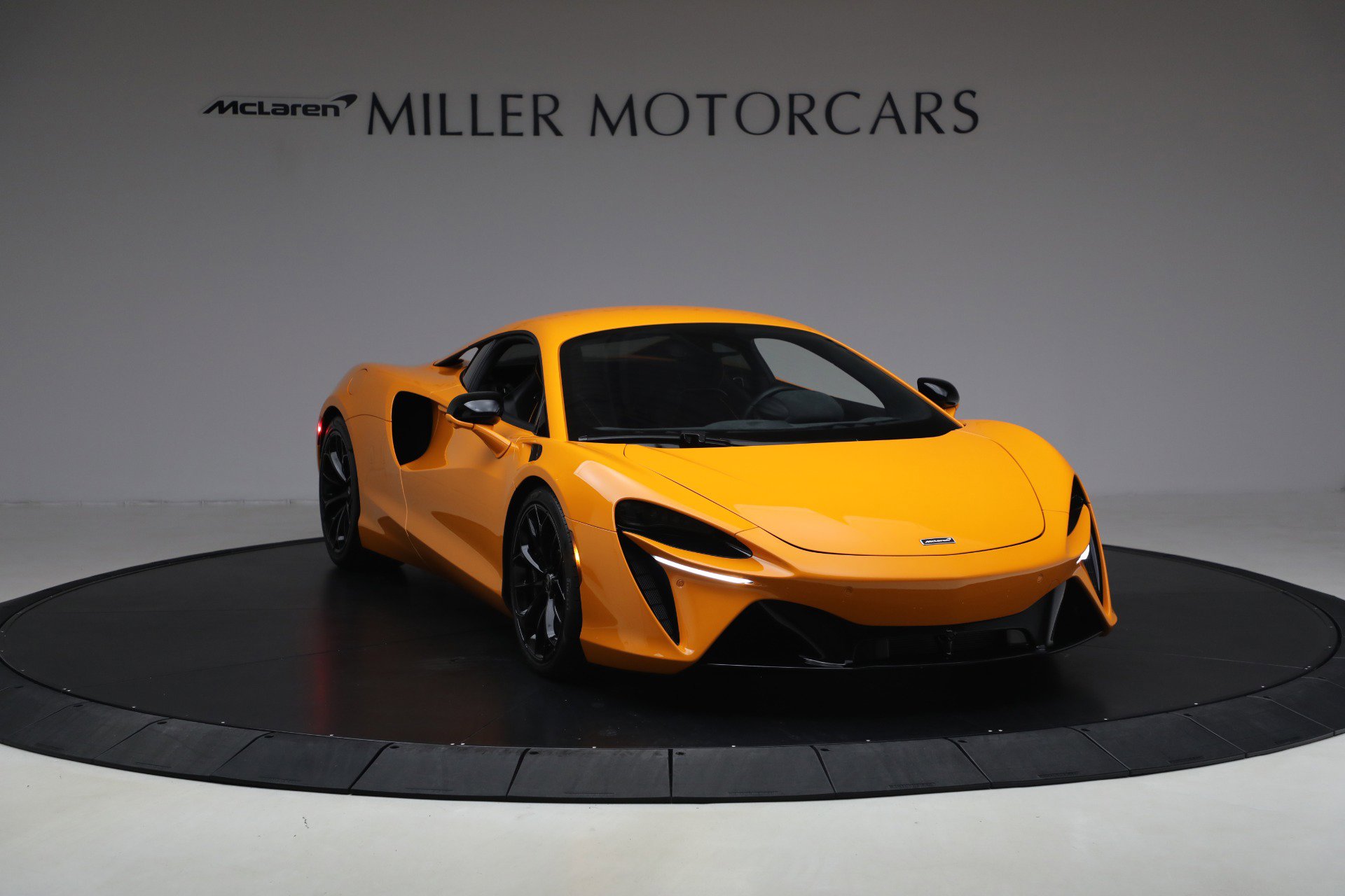 Used 2024 McLaren Artura image 11
