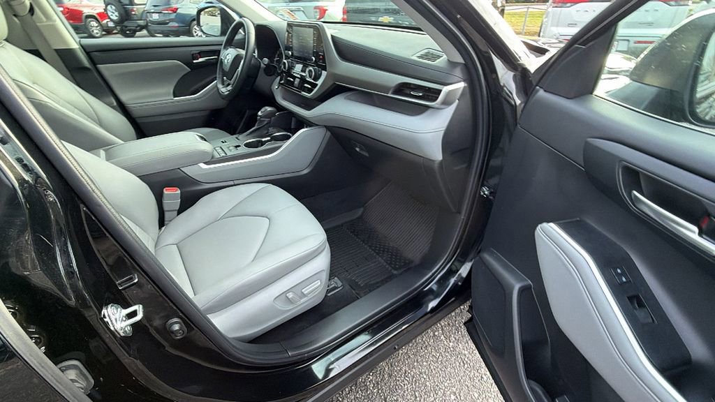 Used 2022 Toyota Highlander XLE image 16