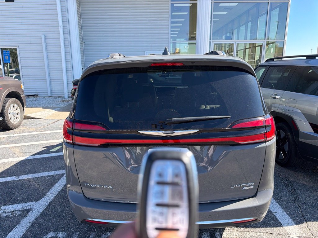 Used 2021 Chrysler Pacifica Limited AWD/4WD image 5