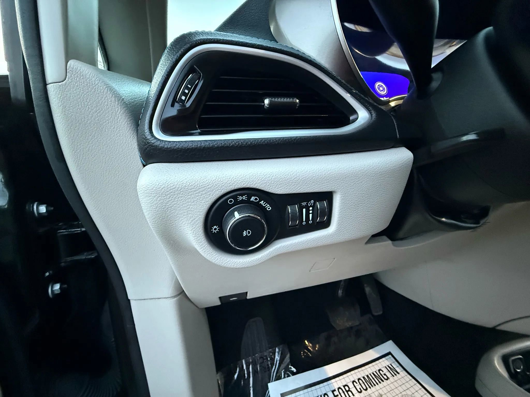 Used 2021 Chrysler Pacifica Touring-L image 27