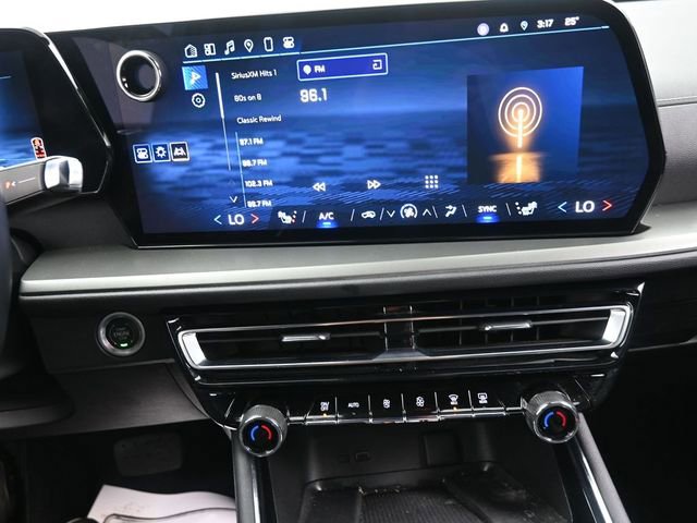 Used 2025 Chevrolet Traverse LT image 4