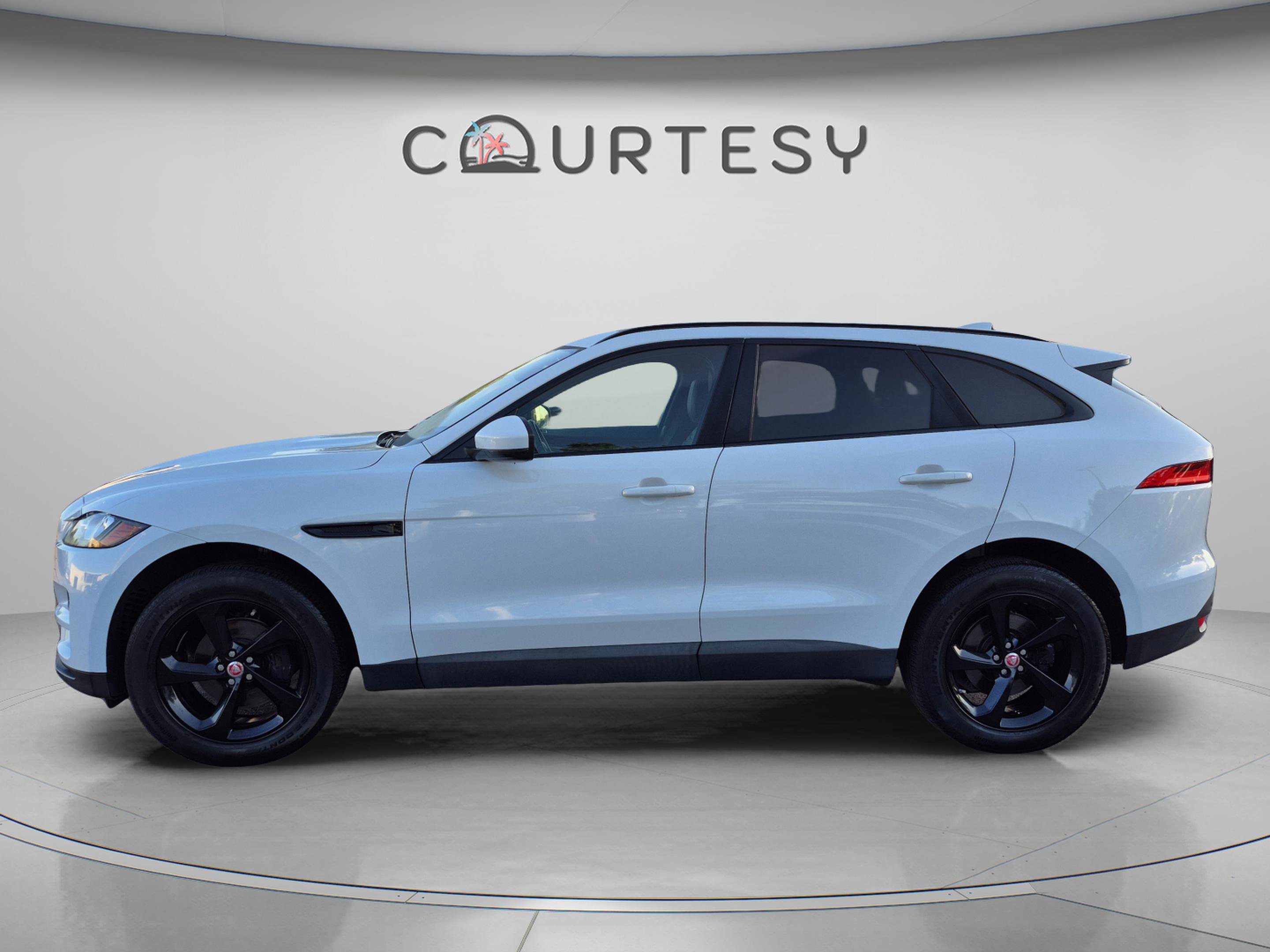 Used 2018 Jaguar F-PACE Premium AWD/4WD image 2