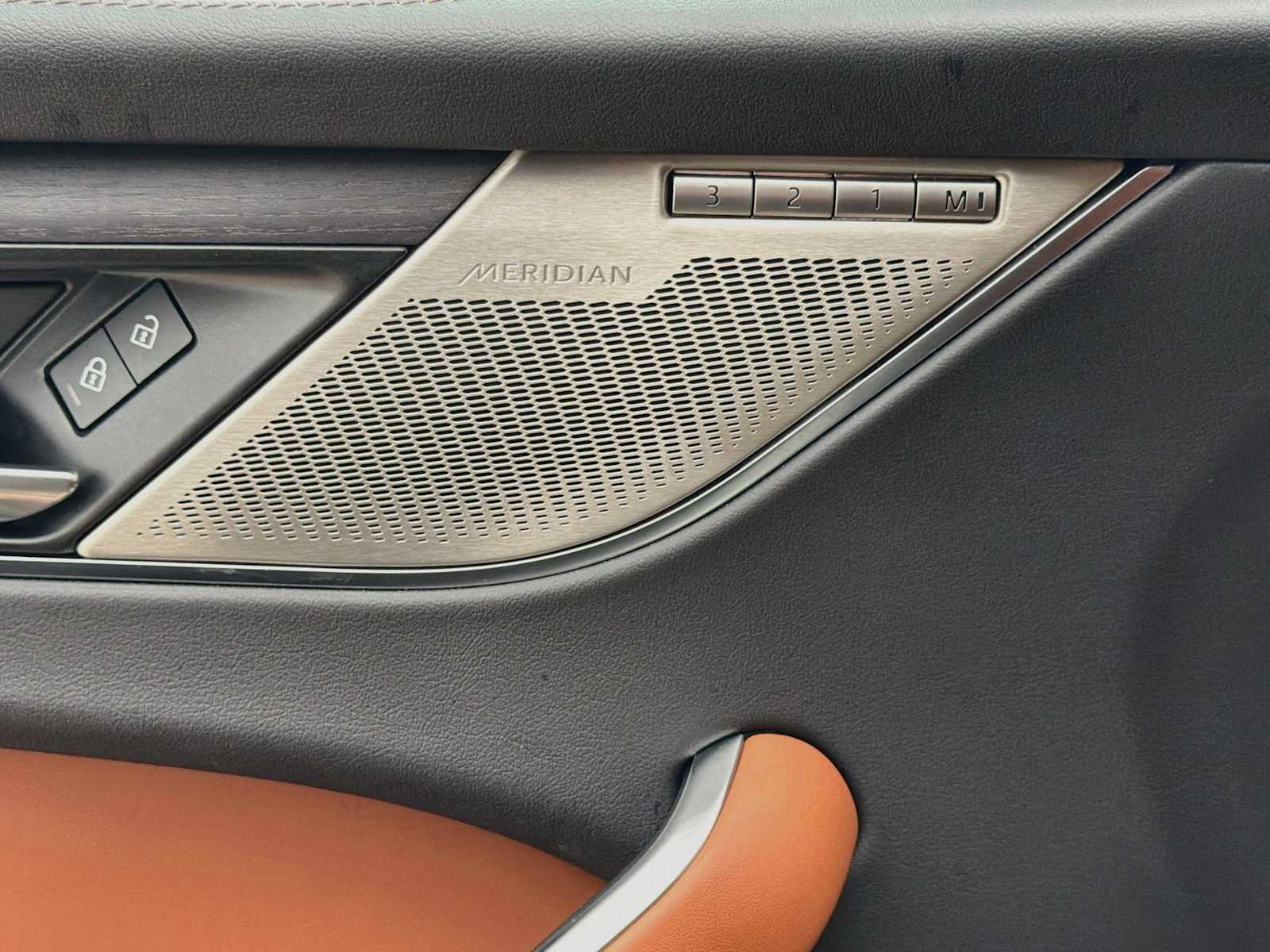 Certified 2025 Jaguar F-PACE R-Dynamic S AWD/4WD image 18