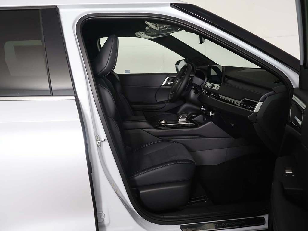 New 2026 Mitsubishi Outlander LE FWD image 29
