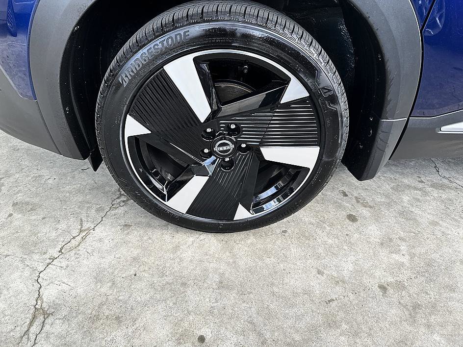 Certified 2025 Nissan Kicks SR FWD image 9