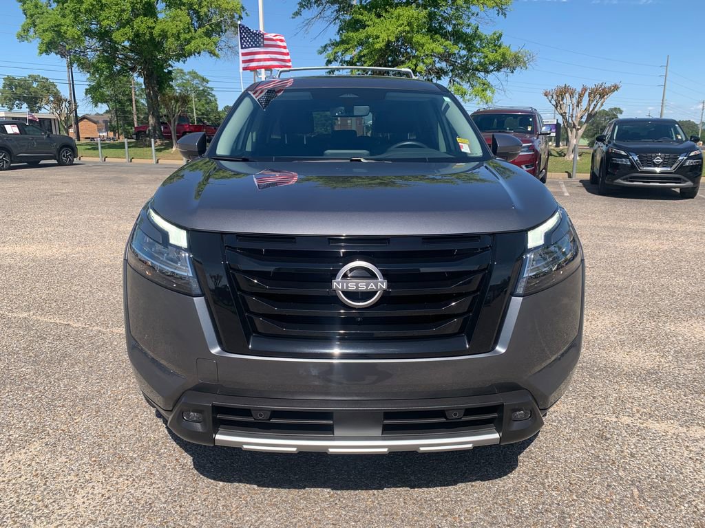 Used 2023 Nissan Pathfinder SL w/ Lighting Package (N92) FWD image 3