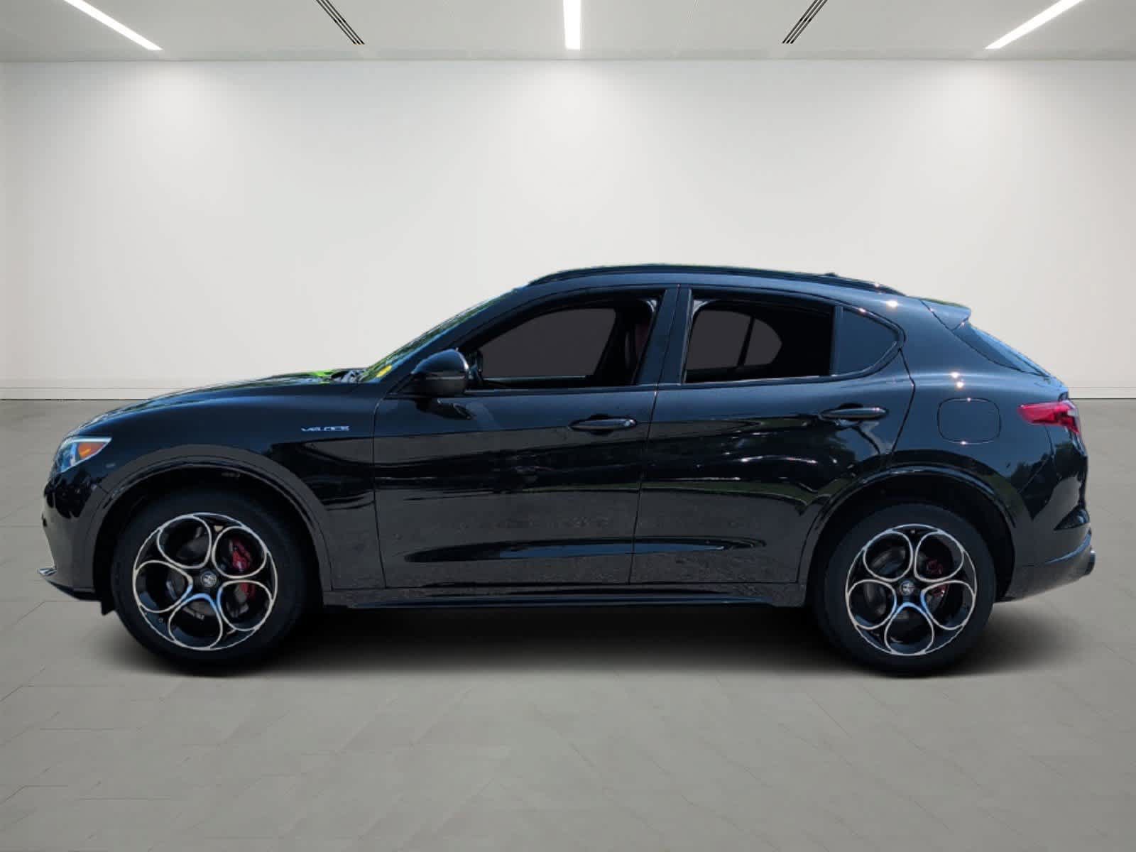 Used 2023 Alfa Romeo Stelvio Veloce AWD/4WD image 3