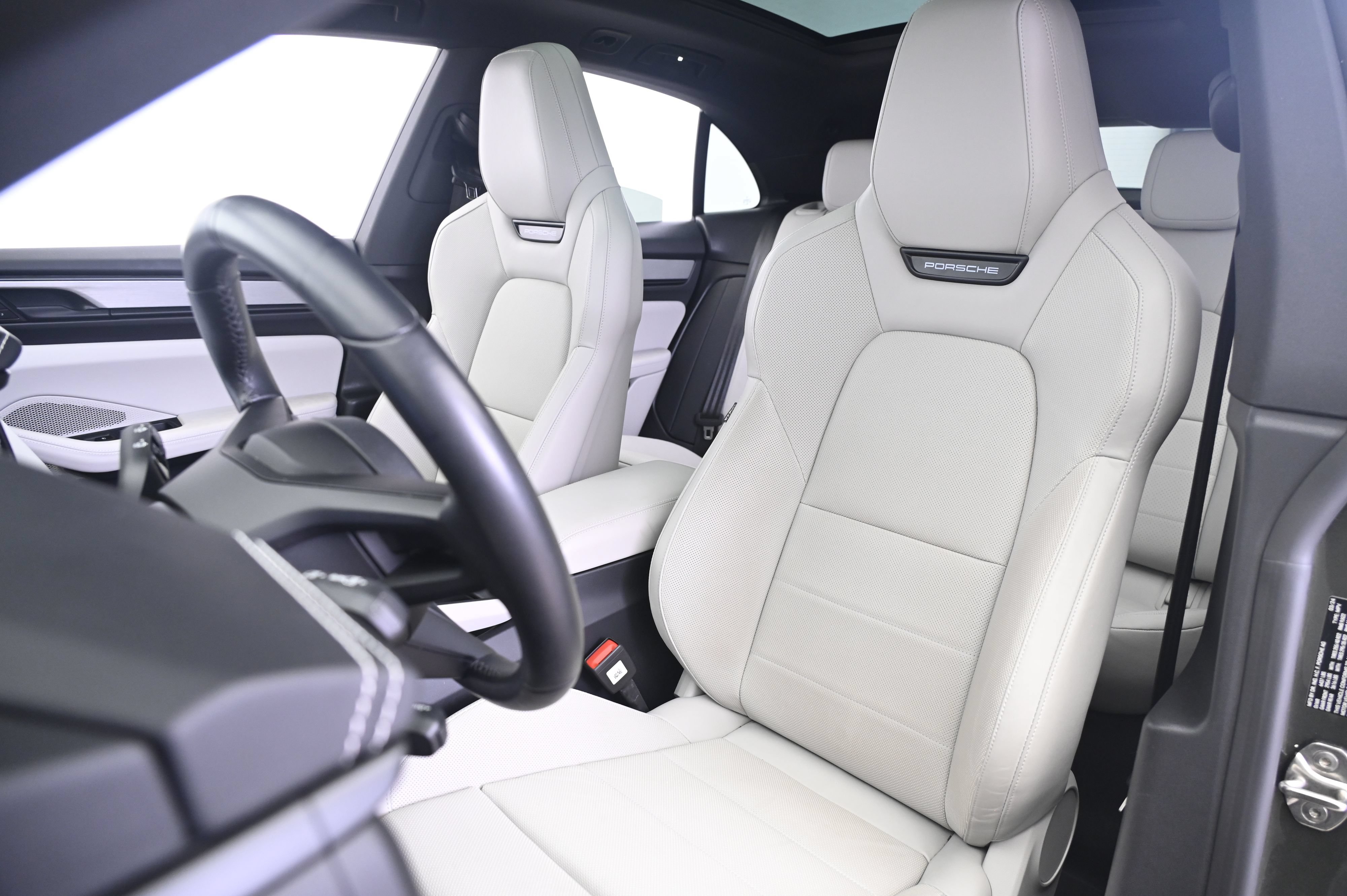 Certified 2024 Porsche Macan 4 Electric AWD/4WD image 31