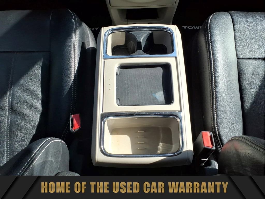 Used 2014 Chrysler Town & Country Touring FWD image 27