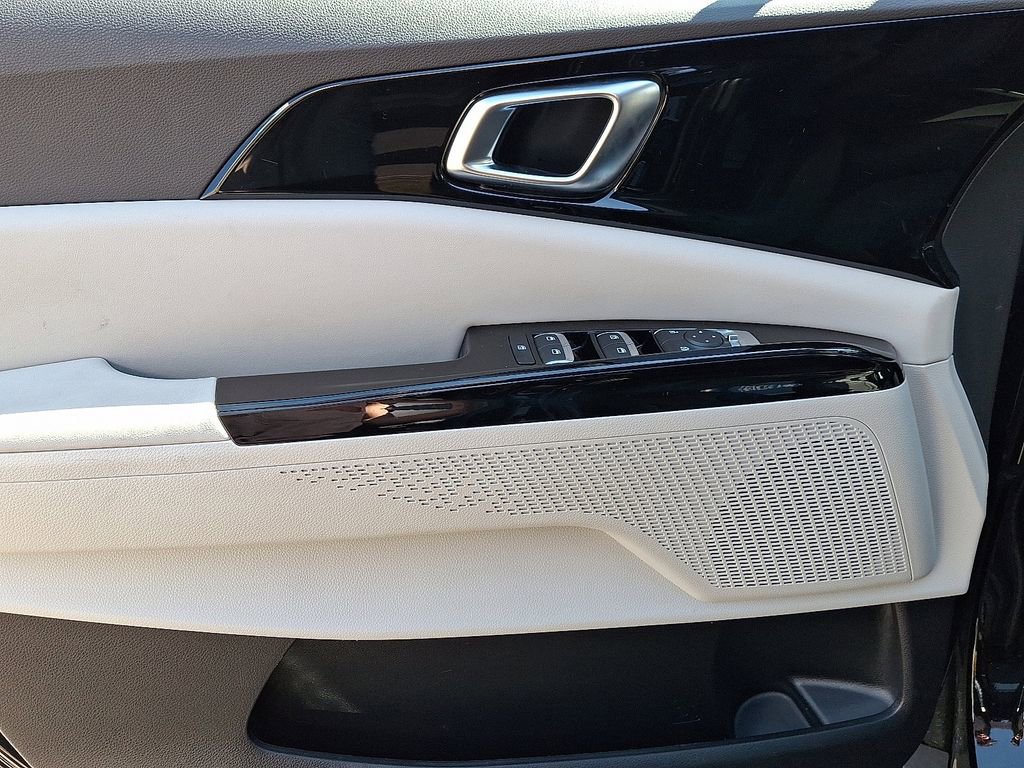 Used 2024 Kia Carnival EX image 13