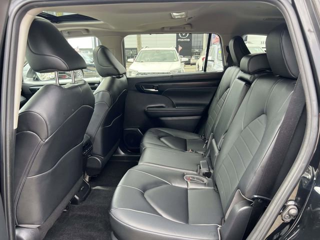 Used 2023 Toyota Highlander XLE AWD/4WD image 11