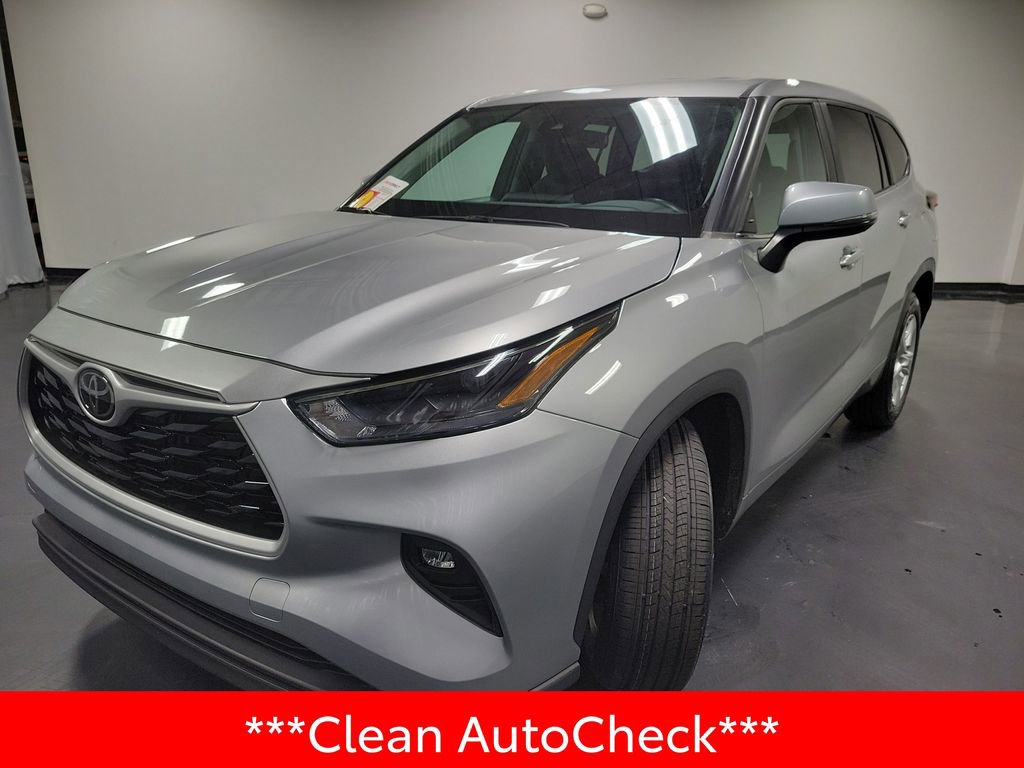 Used 2023 Toyota Highlander LE image 4