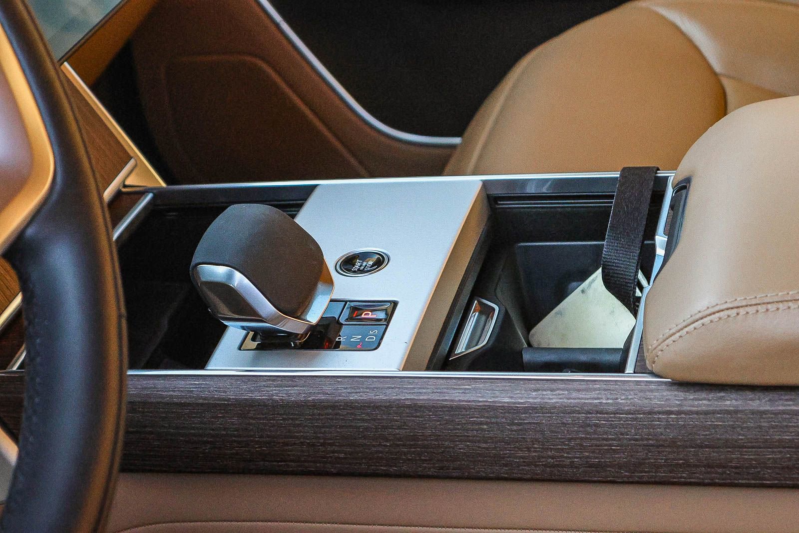 Certified 2025 Land Rover Range Rover SE image 31