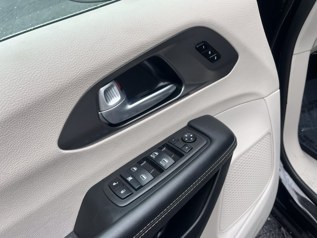 Used 2024 Chrysler Pacifica Touring-L FWD image 22