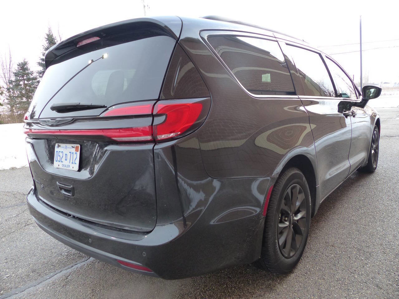 Used 2021 Chrysler Pacifica Touring w/ Uconnect Theater Family Group image 10