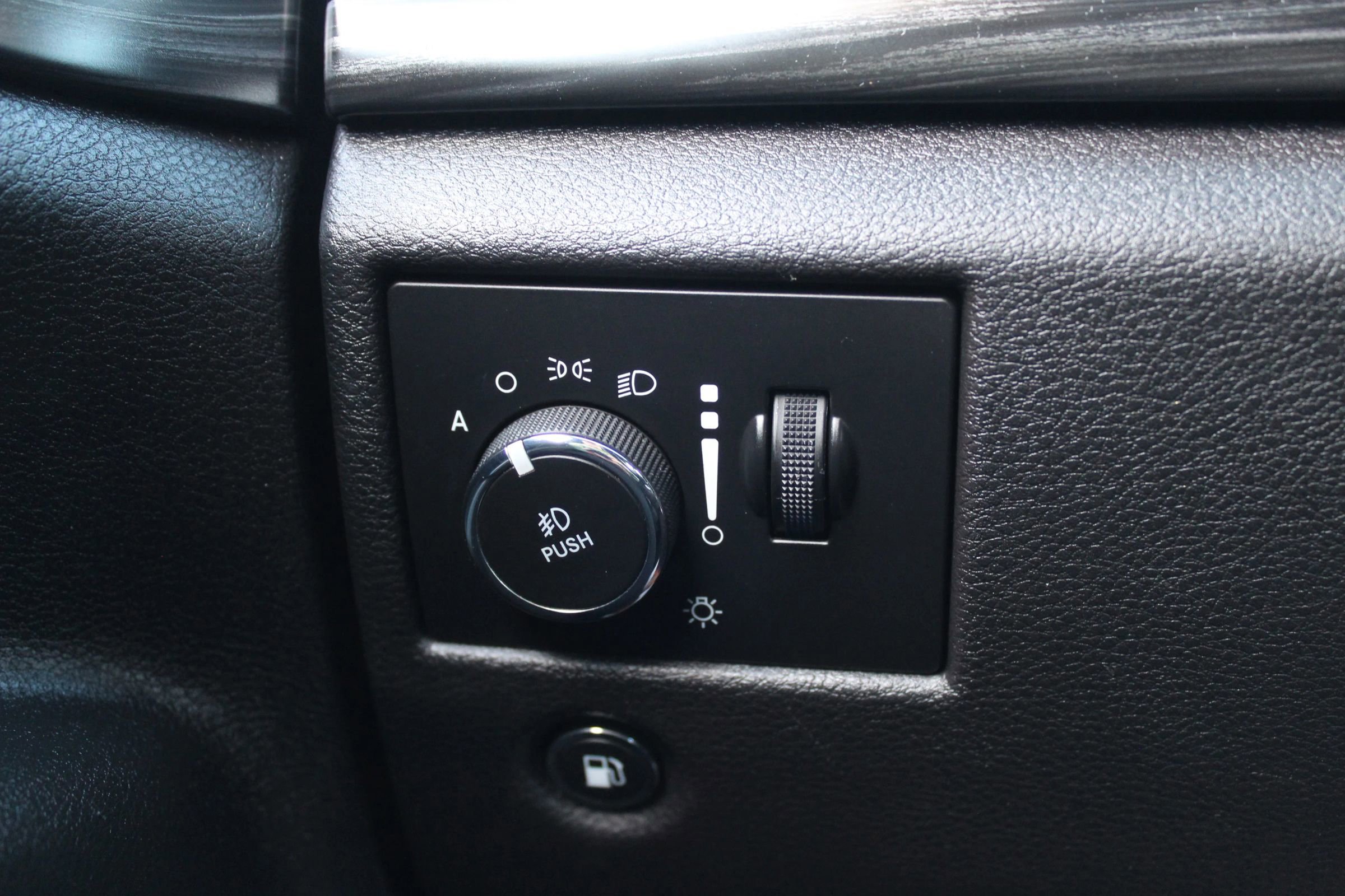 Used 2019 Jeep Grand Cherokee Altitude AWD/4WD image 24