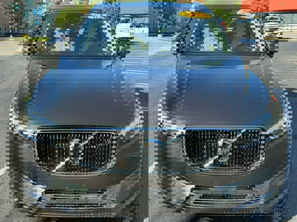 Used 2018 Volvo XC60 T6 Momentum w/ Vision Package image 6