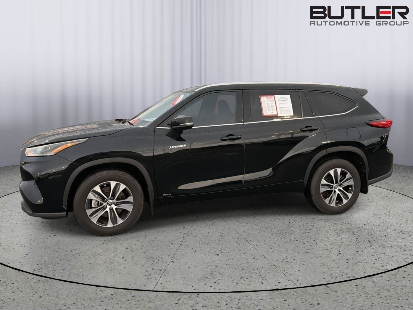 Certified 2021 Toyota Highlander XLE AWD/4WD image 3