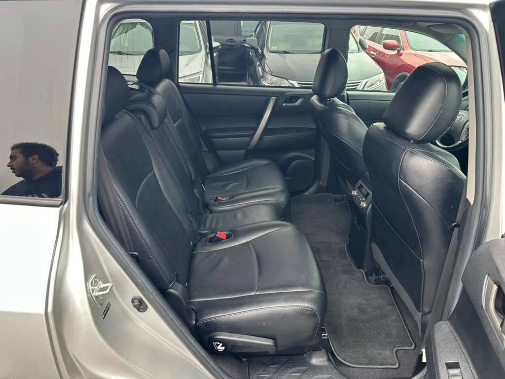 Used 2010 Toyota Highlander SE image 21