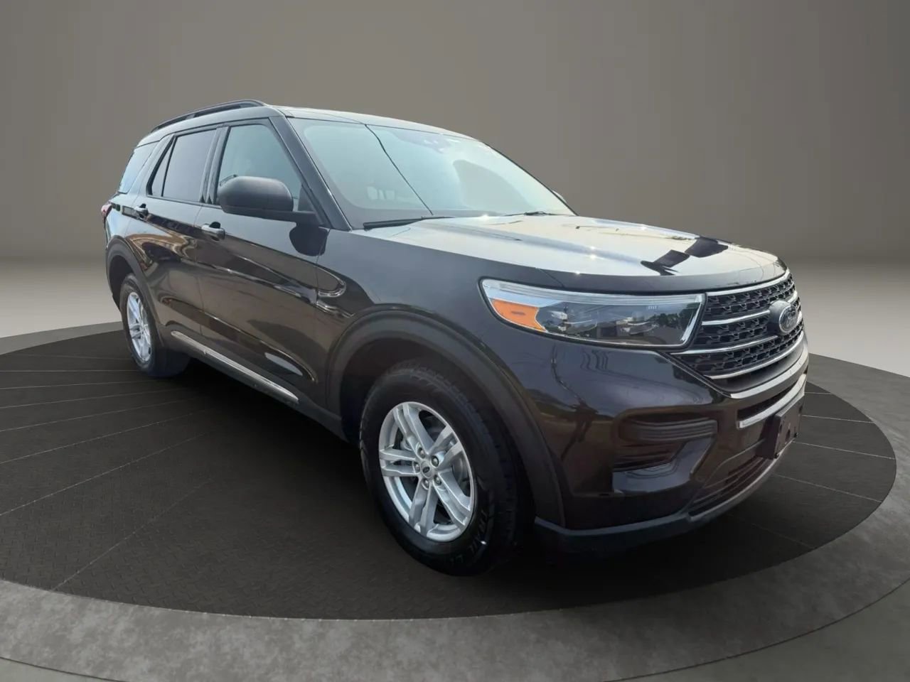 Used 2021 Ford Explorer XLT AWD/4WD image 3