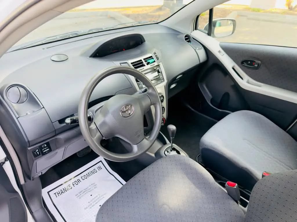 Used 2010 Toyota Yaris 4-Door Hatchback FWD image 9
