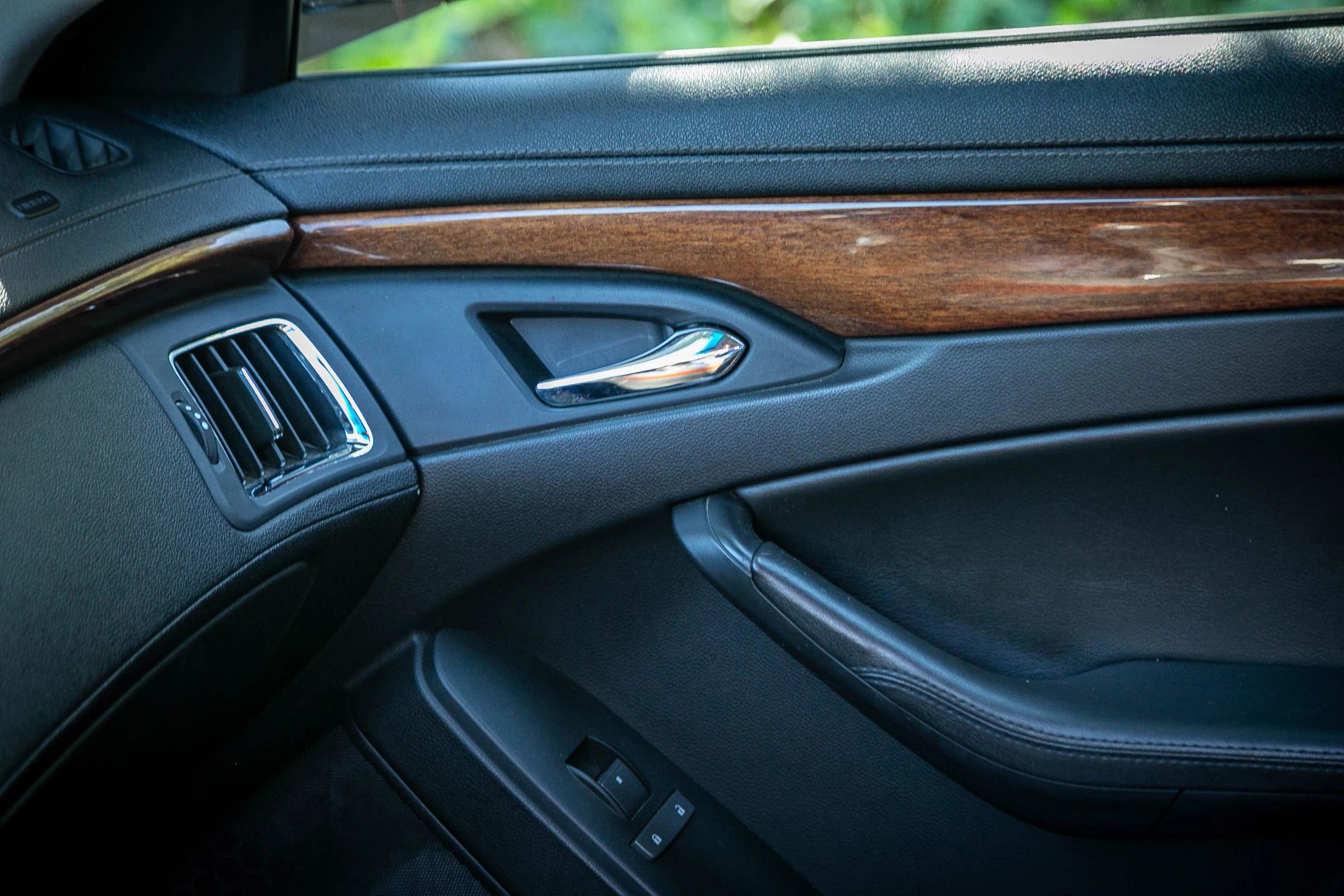 Used 2010 Cadillac CTS Premium image 33