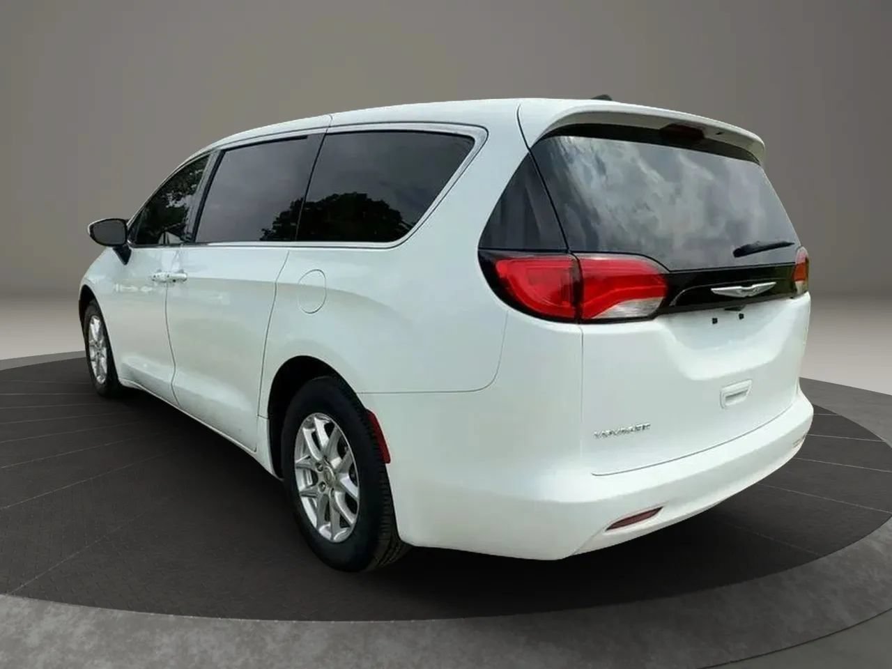 Used 2023 Chrysler Voyager LX FWD image 4