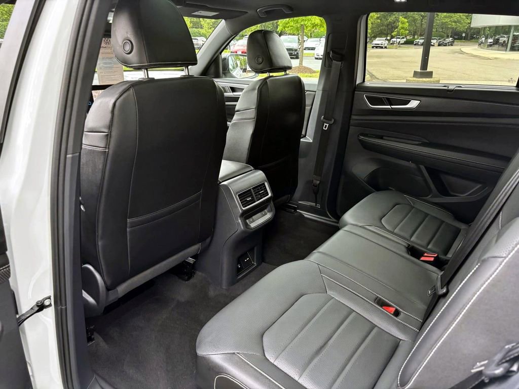 Used 2025 Volkswagen Atlas Cross Sport SEL R-Line image 28