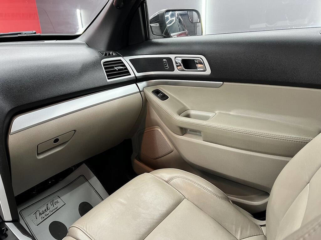 Used 2015 Ford Explorer XLT w/ Equipment Group 202A image 18