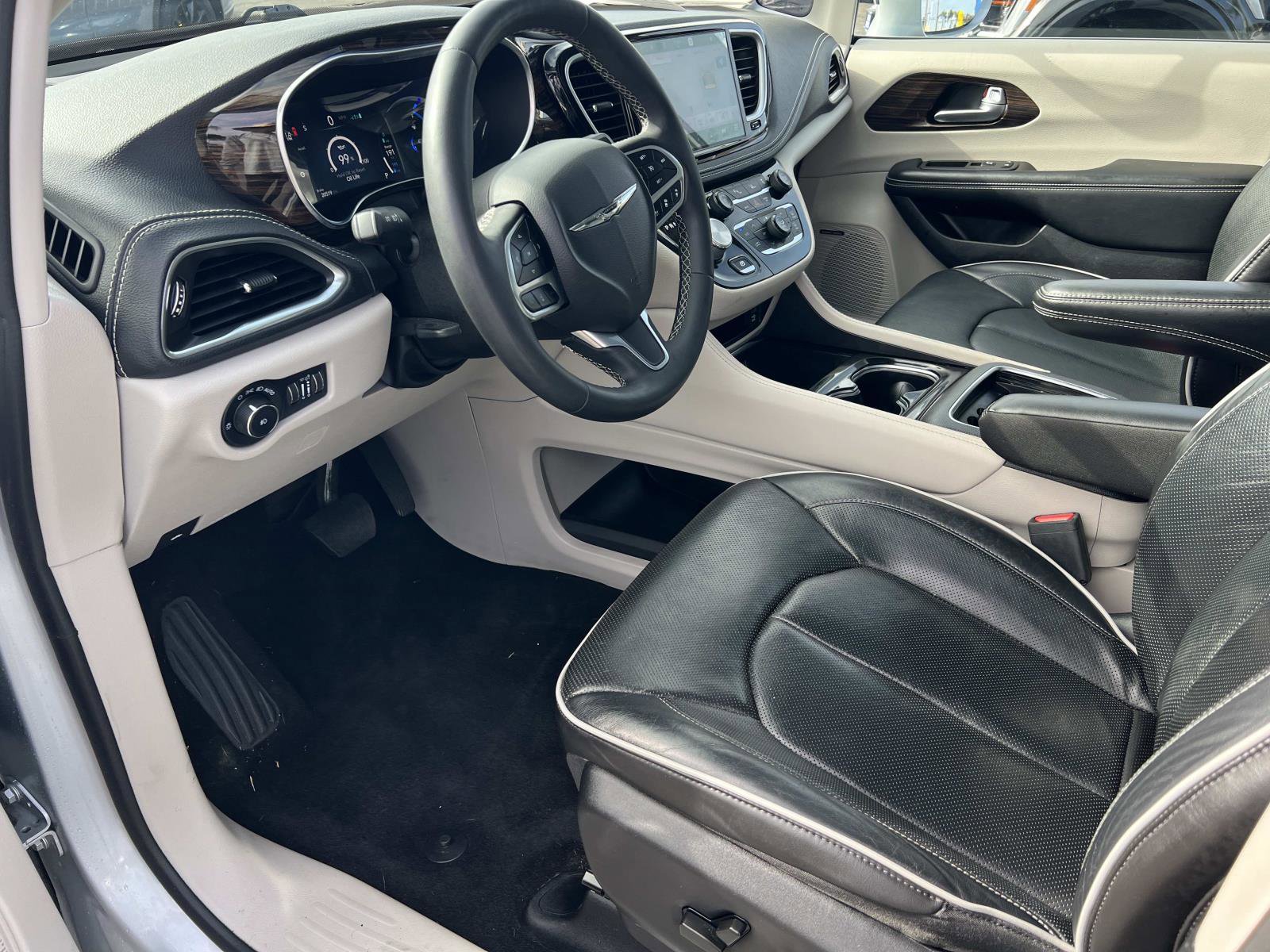 Used 2022 Chrysler Pacifica Limited w/ Uconnect Theater Family Group image 5