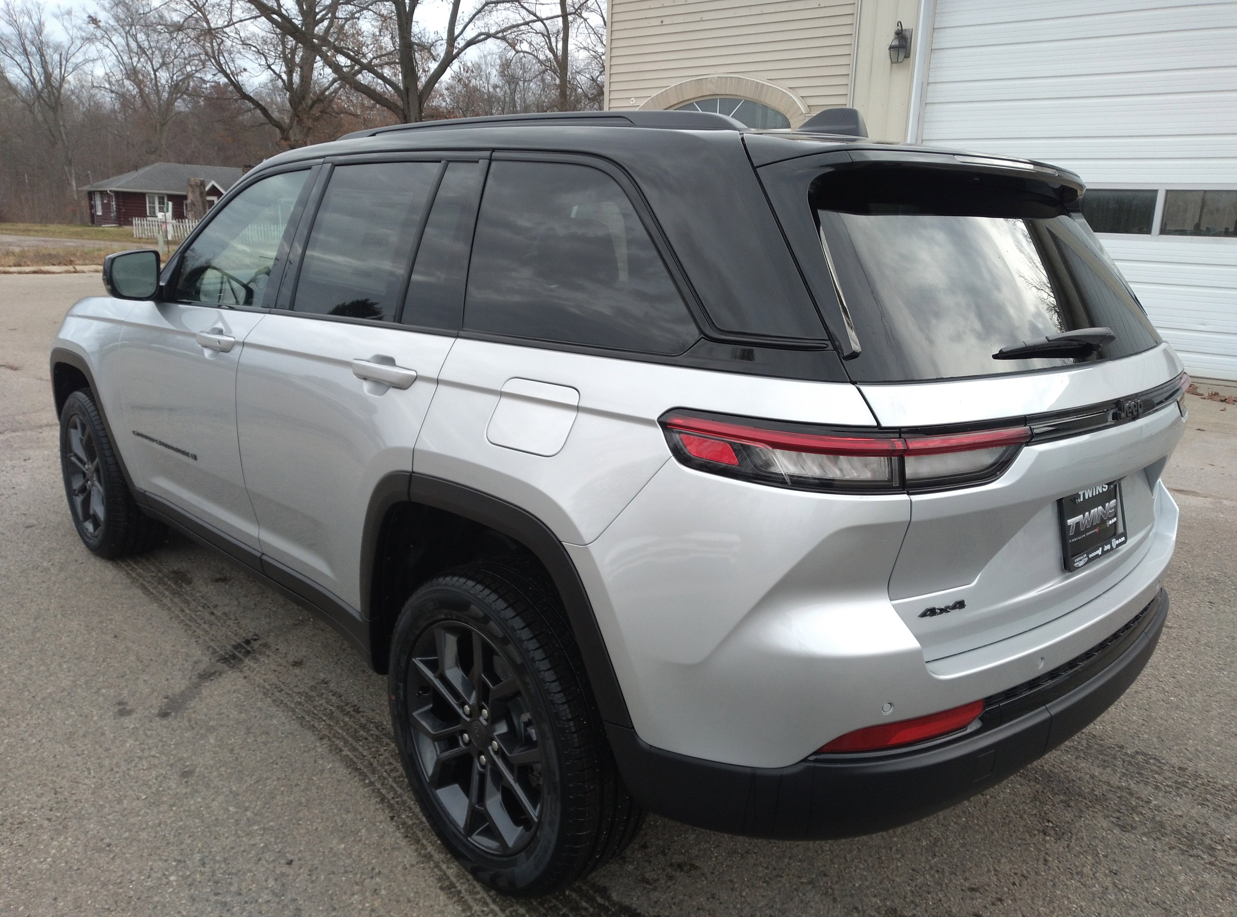 New 2025 Jeep Grand Cherokee Limited image 9