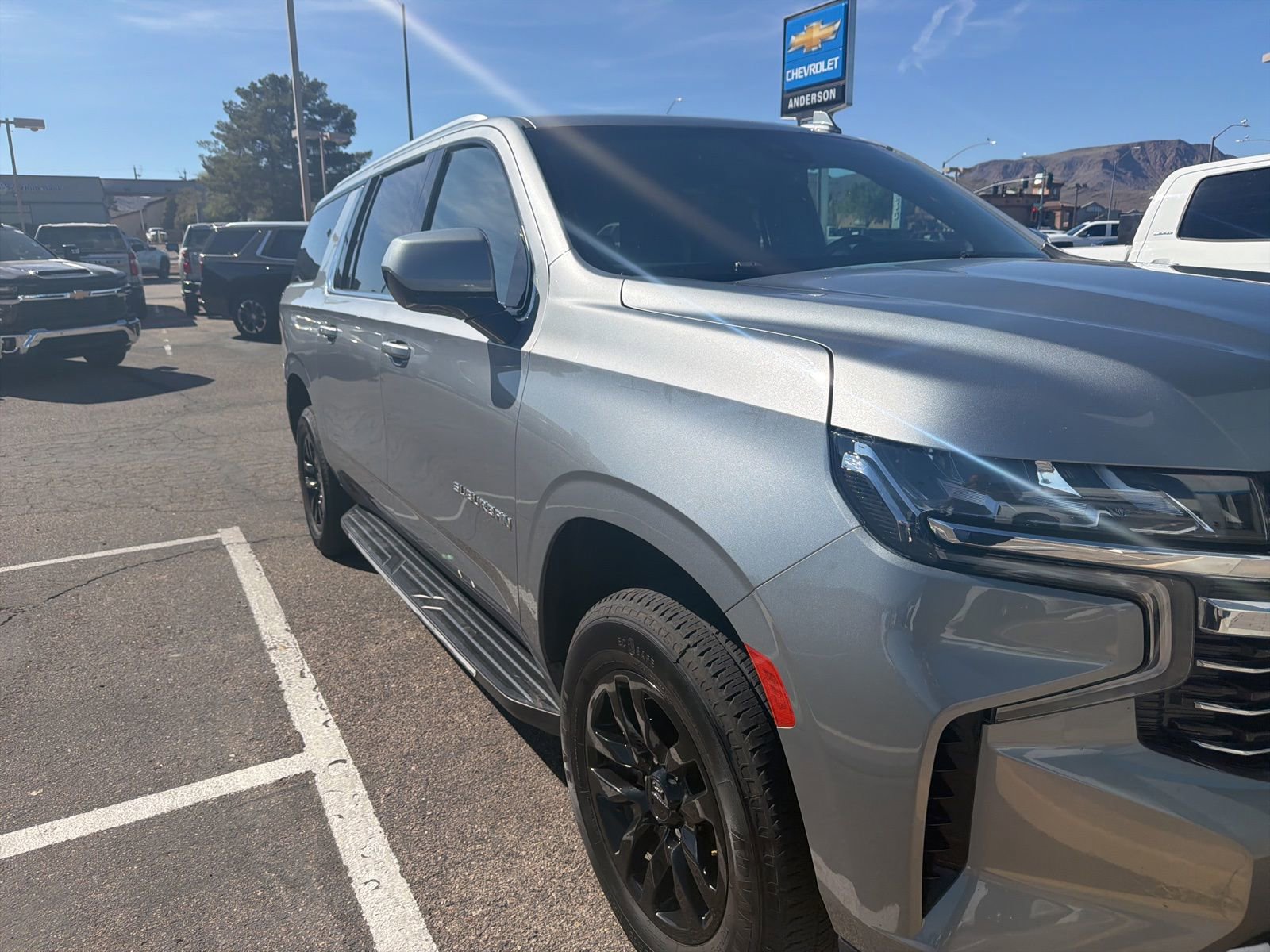 Used 2023 Chevrolet Suburban LT image 4