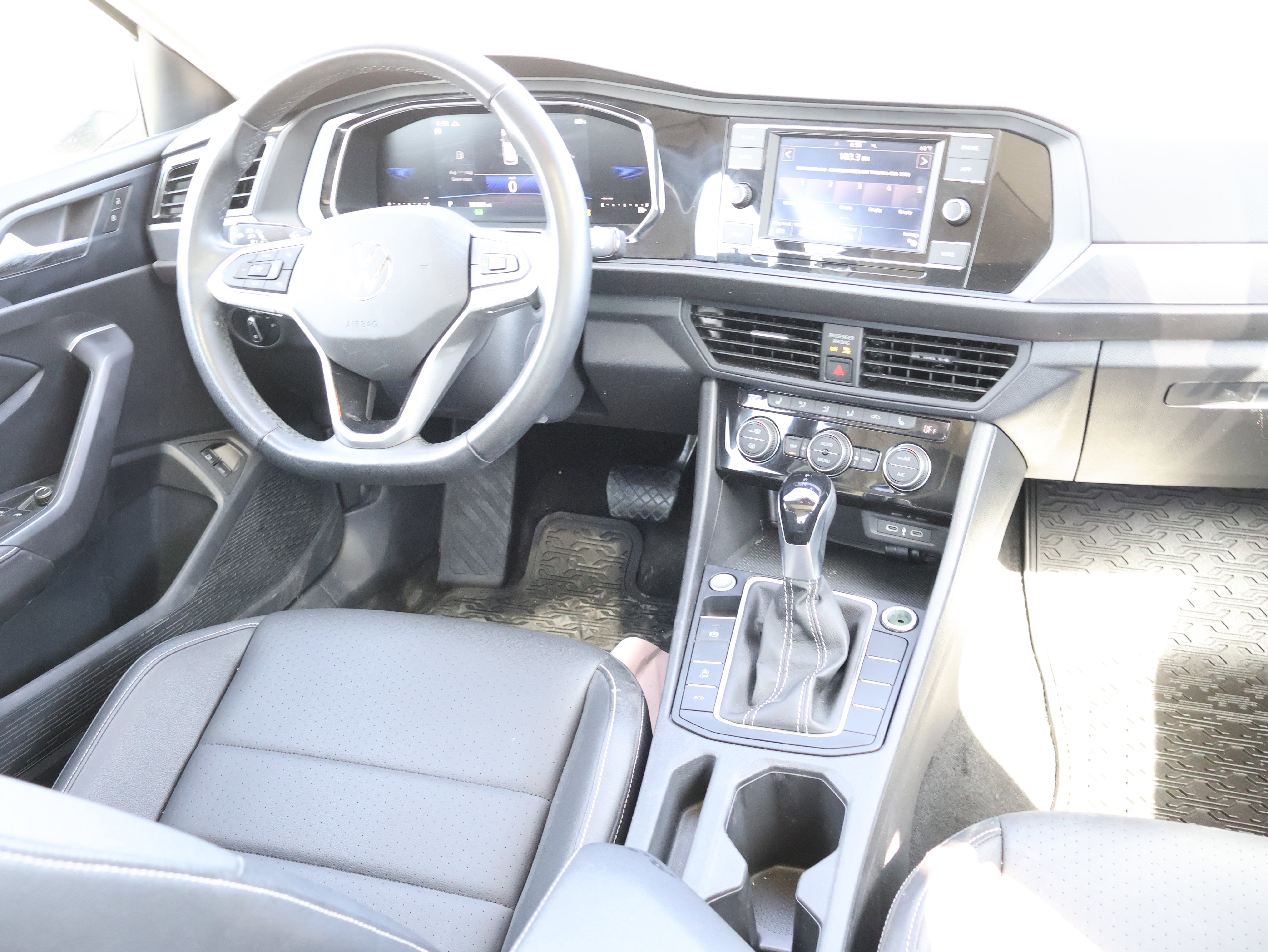 Used 2024 Volkswagen Jetta SE w/ Panoramic Sunroof Package image 14