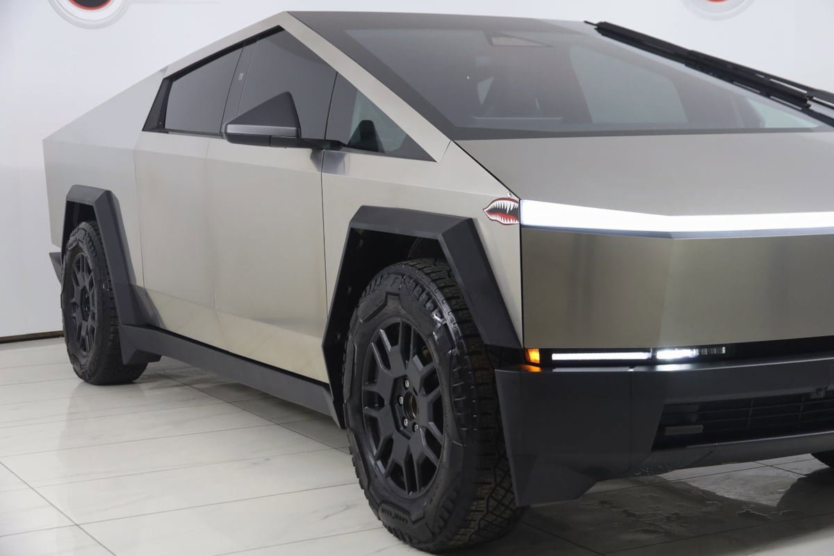 Used 2024 Tesla Cybertruck AWD Crew Cab image 43