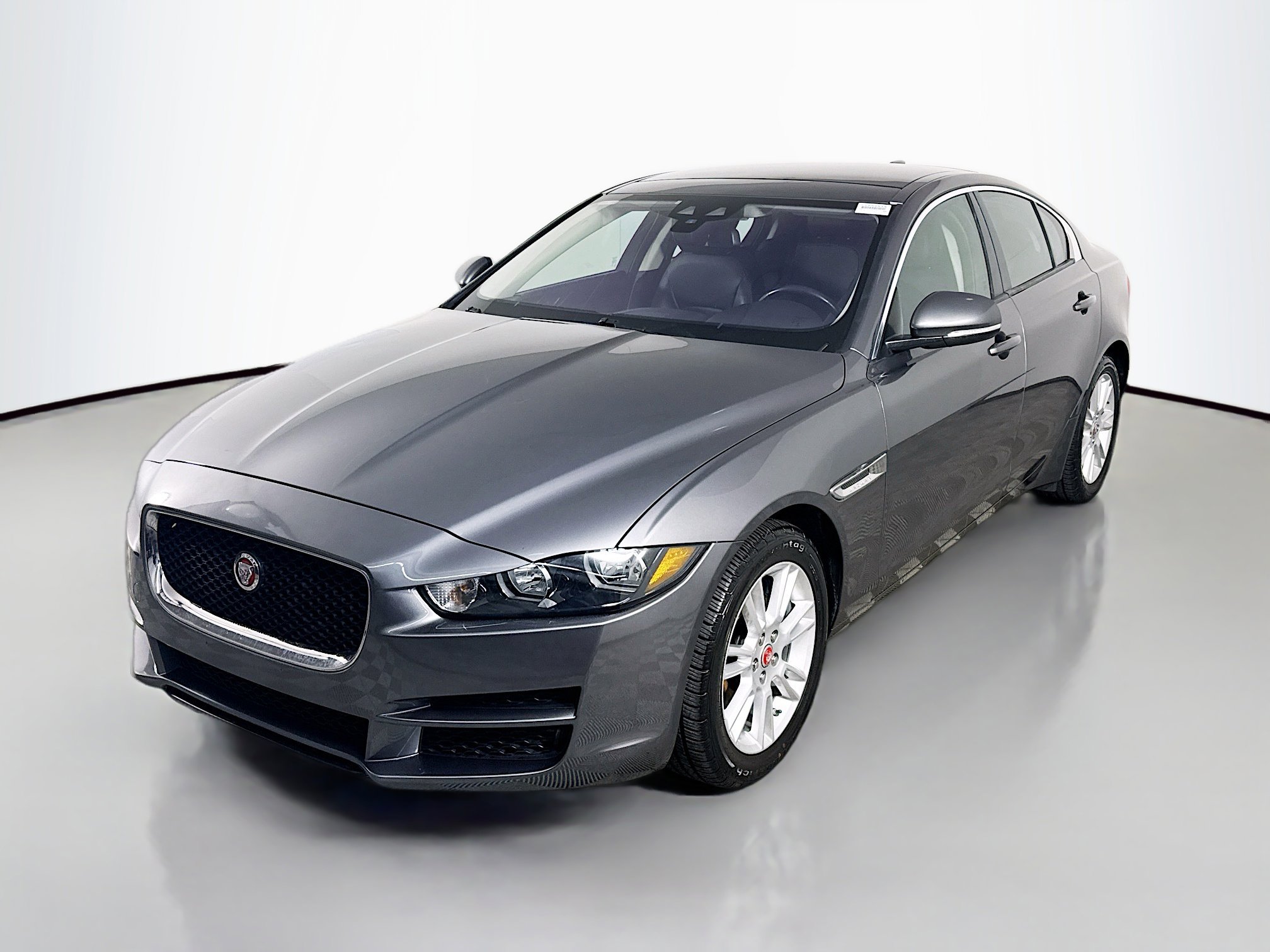 Used 2018 Jaguar XE Premium image 4