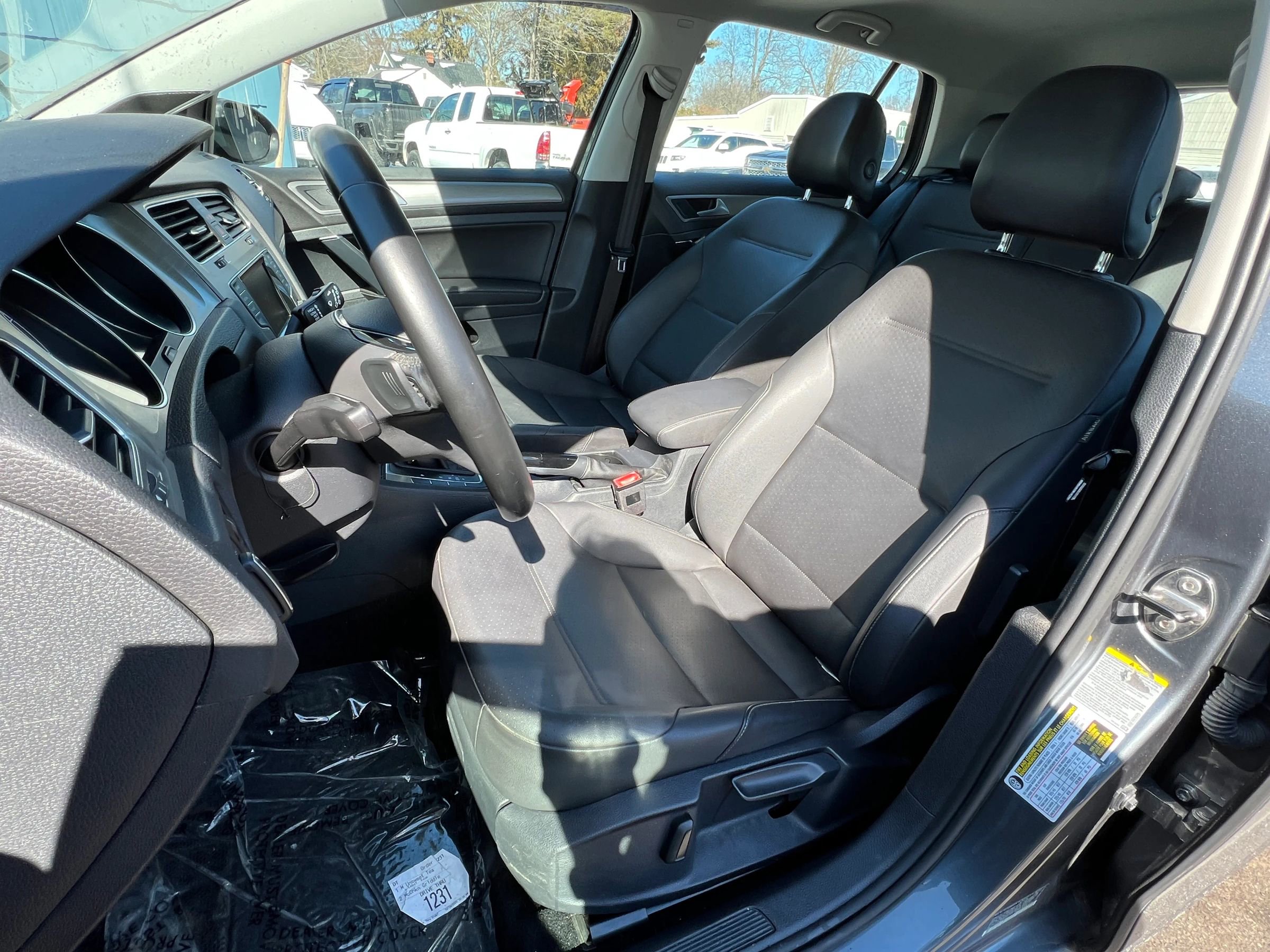 Used 2015 Volkswagen Golf SE w/ Golf Sport Package image 9