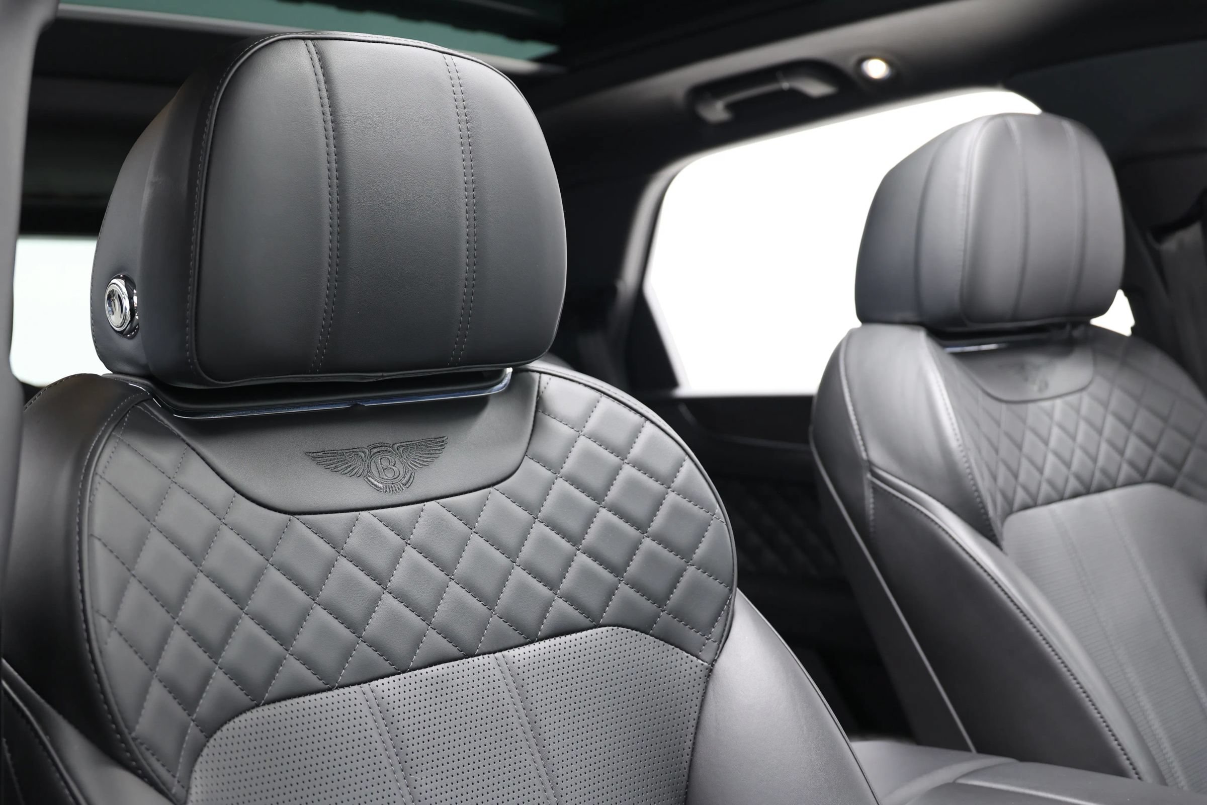 Used 2020 Bentley Bentayga Plug-In Hybrid AWD/4WD image 99
