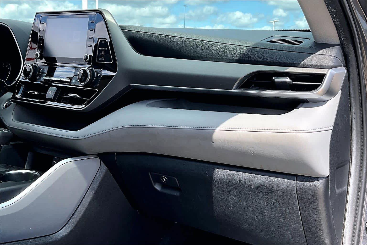 Used 2021 Toyota Highlander XLE FWD image 19