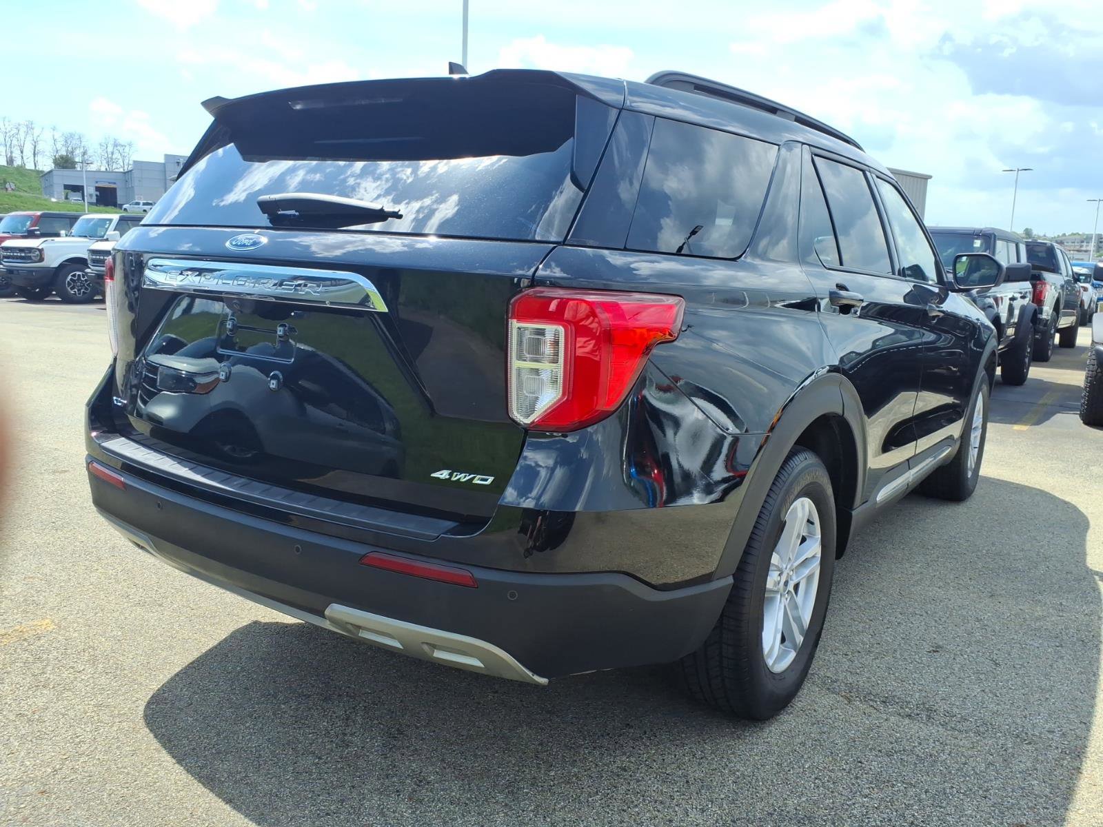 Used 2021 Ford Explorer XLT w/ Equipment Group 202A AWD/4WD image 5