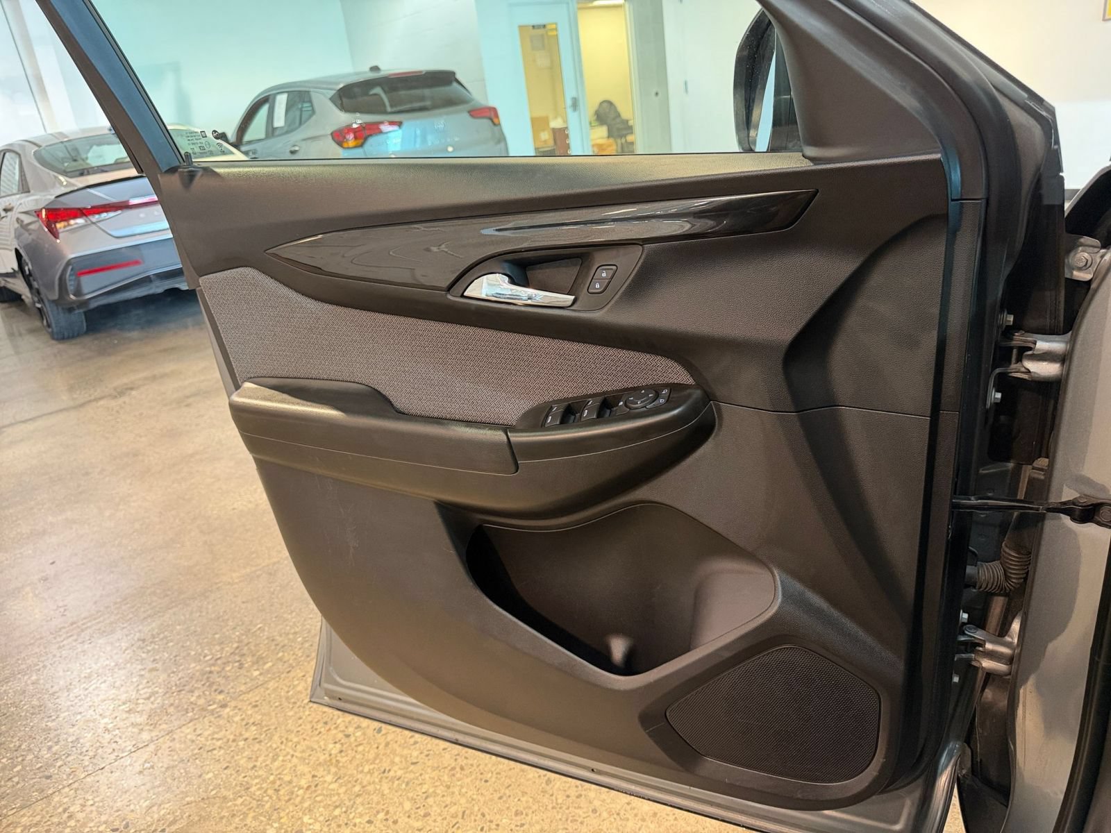 Used 2025 Chevrolet TrailBlazer LT FWD image 18