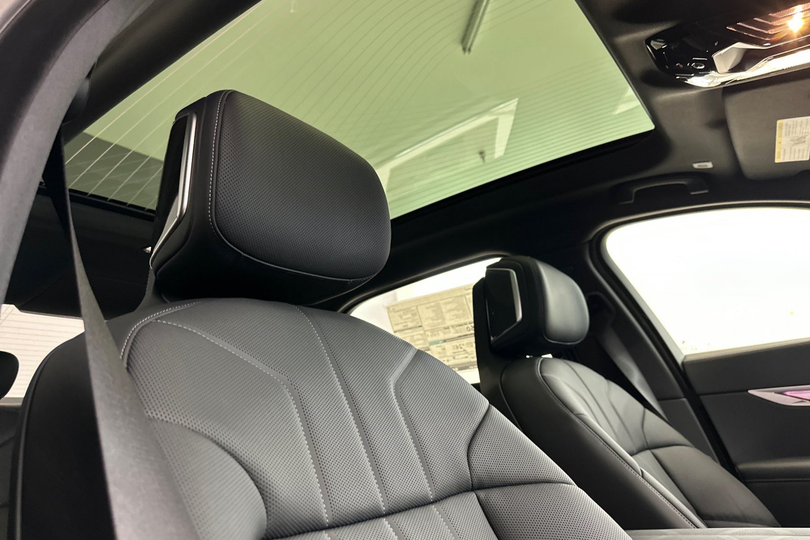 New 2026 BMW 750e xDrive w/ Premium Package AWD/4WD image 23
