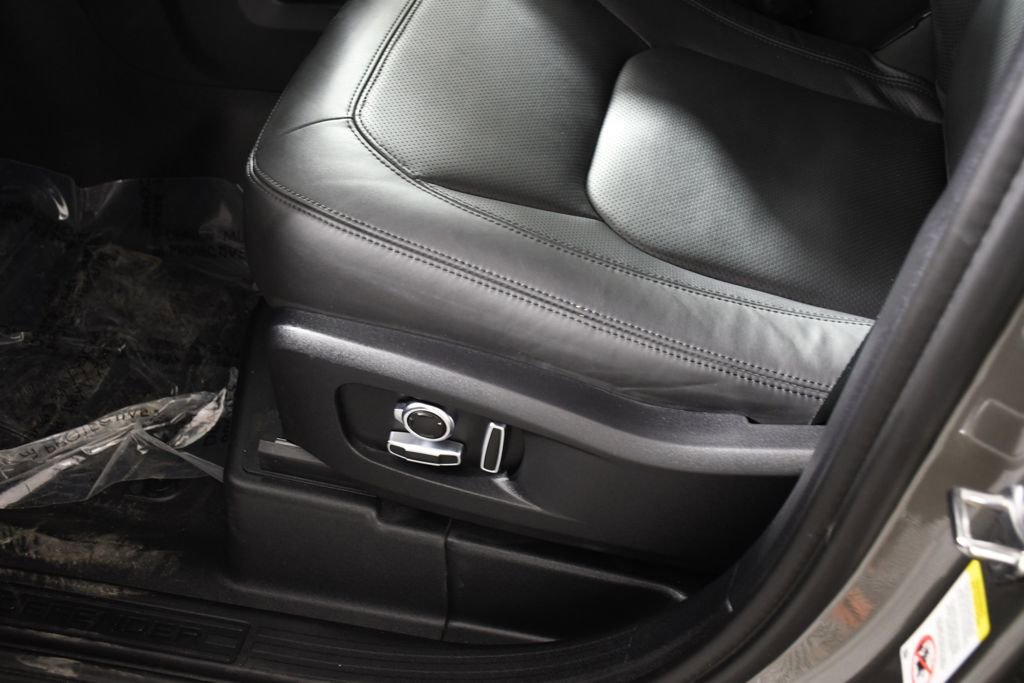 Used 2025 Land Rover Defender 130 X-Dynamic SE image 16