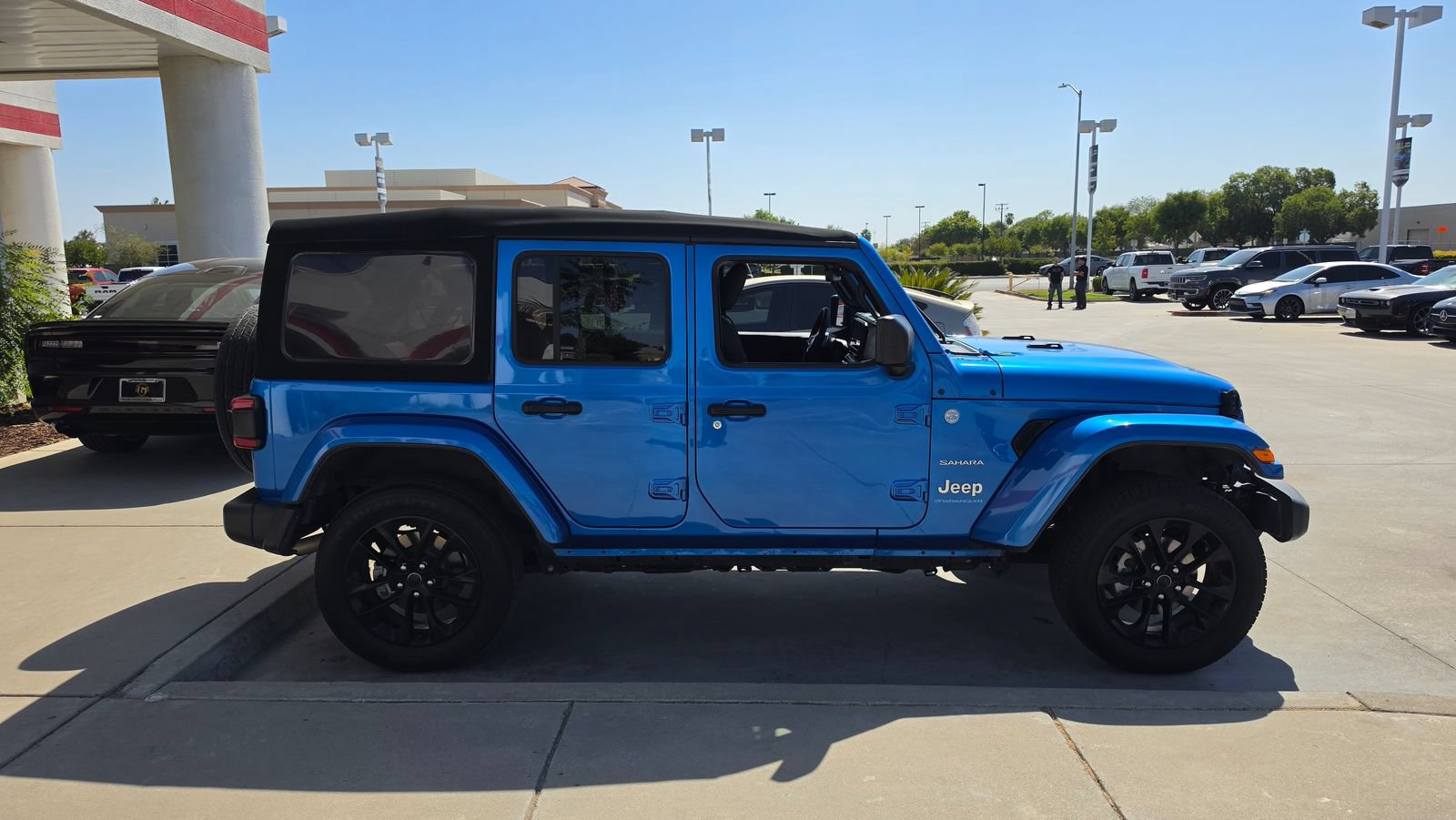 Used 2024 Jeep Wrangler Unlimited Sahara w/ Technology Group AWD/4WD image 3